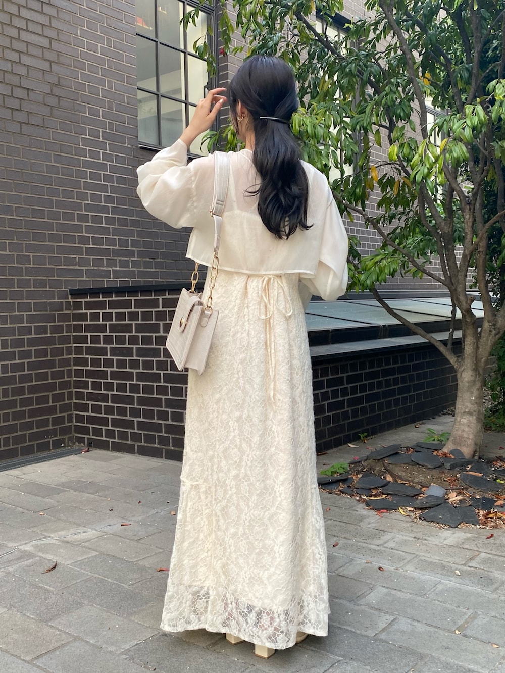 ホワイト系のワンピース、ホワイト系のその他シューズを着用したレディースの夏コーディネートの3枚目の写真