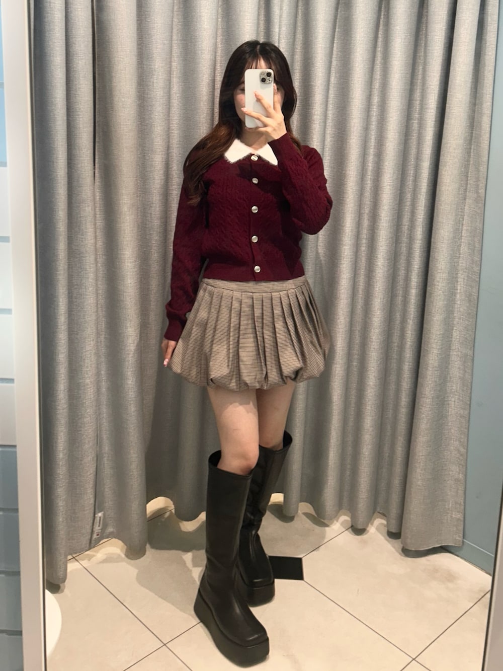 レッド系のトップス、その他のスカートを着用したレディースの秋コーディネートの3枚目の写真