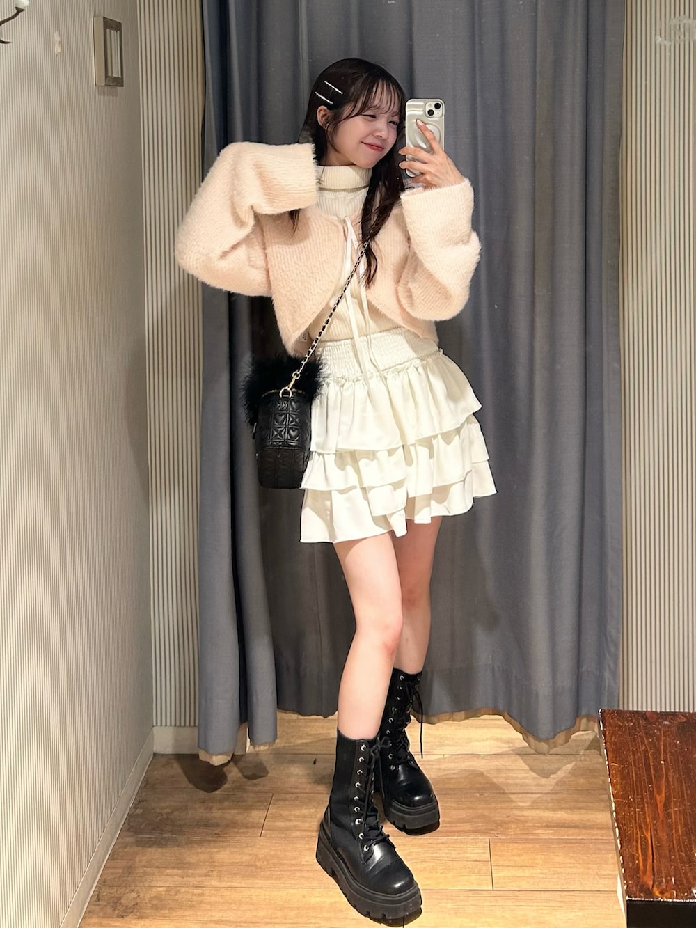 「クリスマスに着たい服、カーディガン、ピンク、ホワイト、ガーリー、フリル、ミニスカート、ブーツ、リボン、タートルネック、いいね、save、フォローお願いします🤑、オリーブ デ オリーブ(OLIVE des OLIVE)、低身長、プチプラ、韓国ファッション」｜「OLIVE des OLIVEのフリルミニティアードスカート（スカート、ホワイト系）」を使った、Yu.さん（レディース・150cm）の冬コーディネートの3枚目の写真
