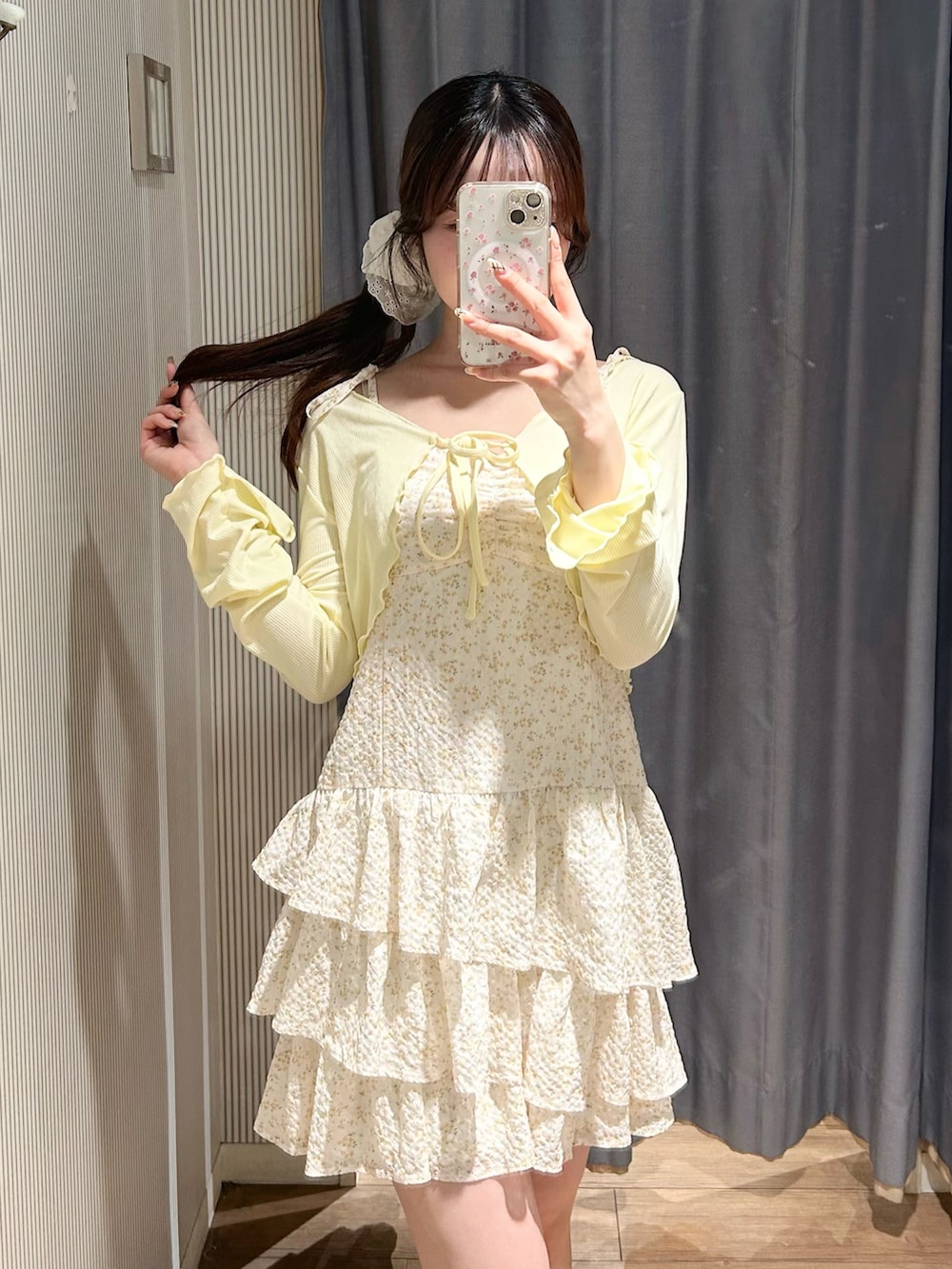 イエロー系のワンピースを着用したレディースの春コーディネートの5枚目の写真