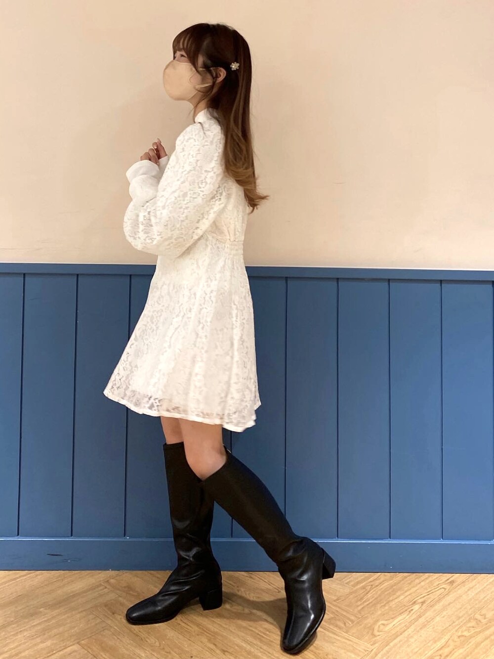 ブラック系のブーツ、ホワイト系のワンピースを着用したレディースの冬コーディネートの2枚目の写真