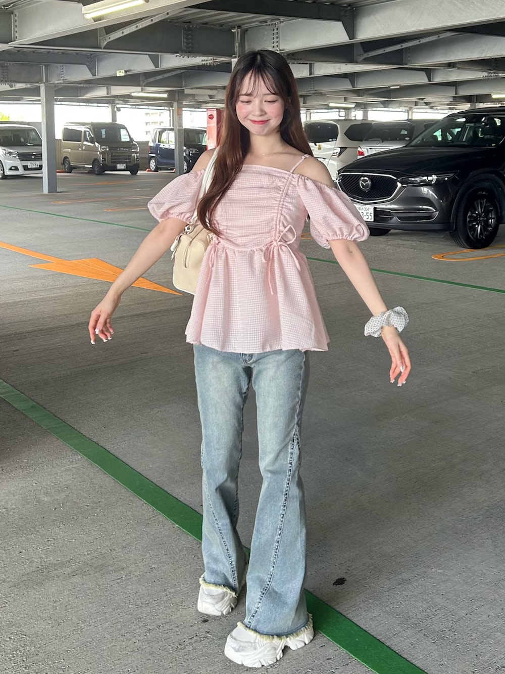 ピンク系のシャツ/ブラウス、ブルー系のデニムパンツ、ホワイト系のスニーカーを着用したレディースの夏コーディネートの5枚目の写真