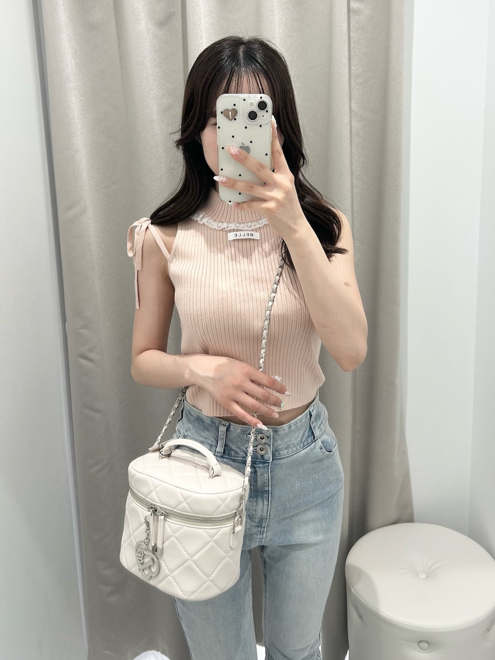 ピンク系のアンサンブル、ホワイト系のショルダーバッグ、ブルー系のデニムパンツを着用したレディースの夏コーディネートの5枚目の写真
