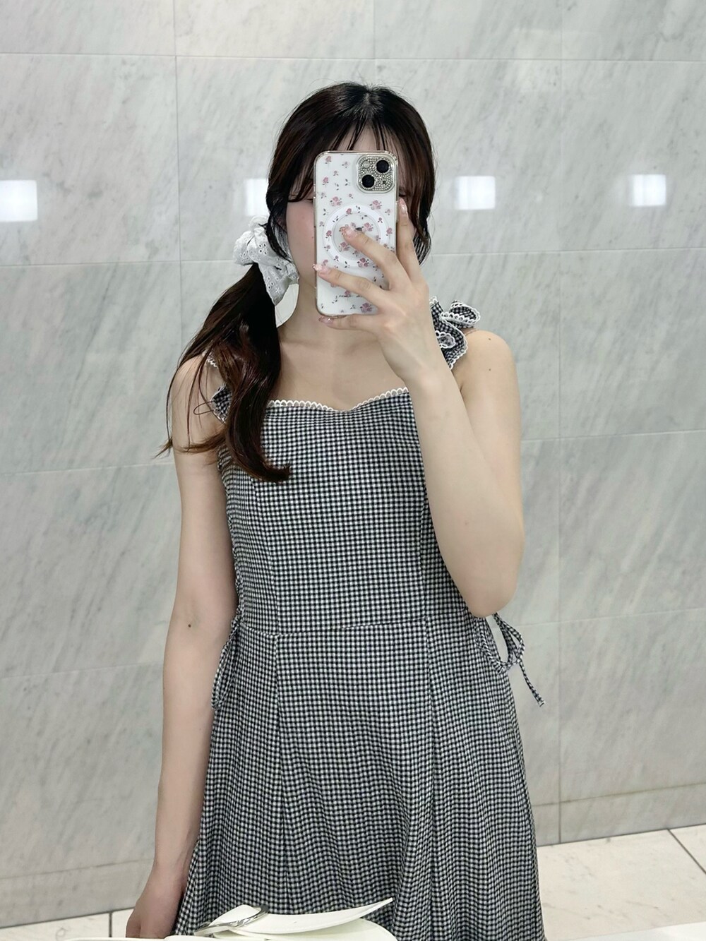 ホワイト系のシューズ、その他のワンピース、ホワイト系のバッグを着用したレディースの春コーディネートの5枚目の写真