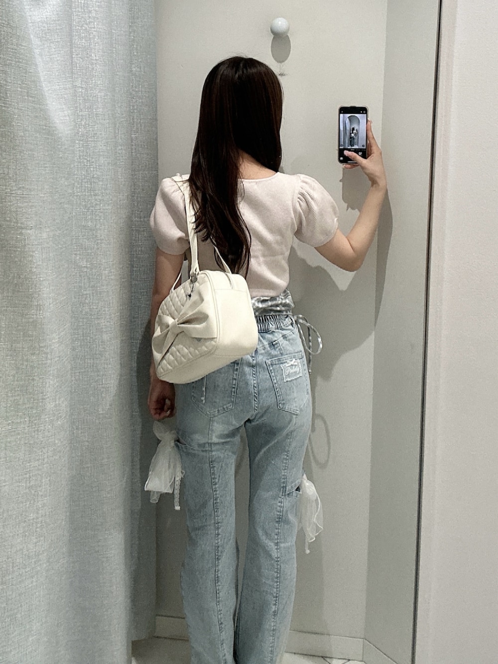 ブルー系のデニムパンツ、ピンク系のワンピース、ホワイト系のスニーカーを着用したレディースの夏コーディネートの6枚目の写真