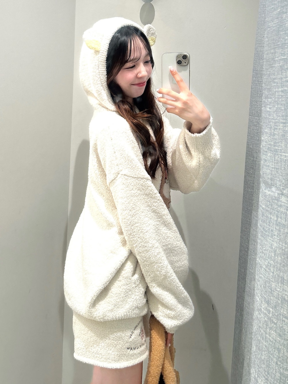 ブラウン系のトートバッグ、ホワイト系のルームウェア/パジャマを着用したレディースの秋コーディネートの5枚目の写真