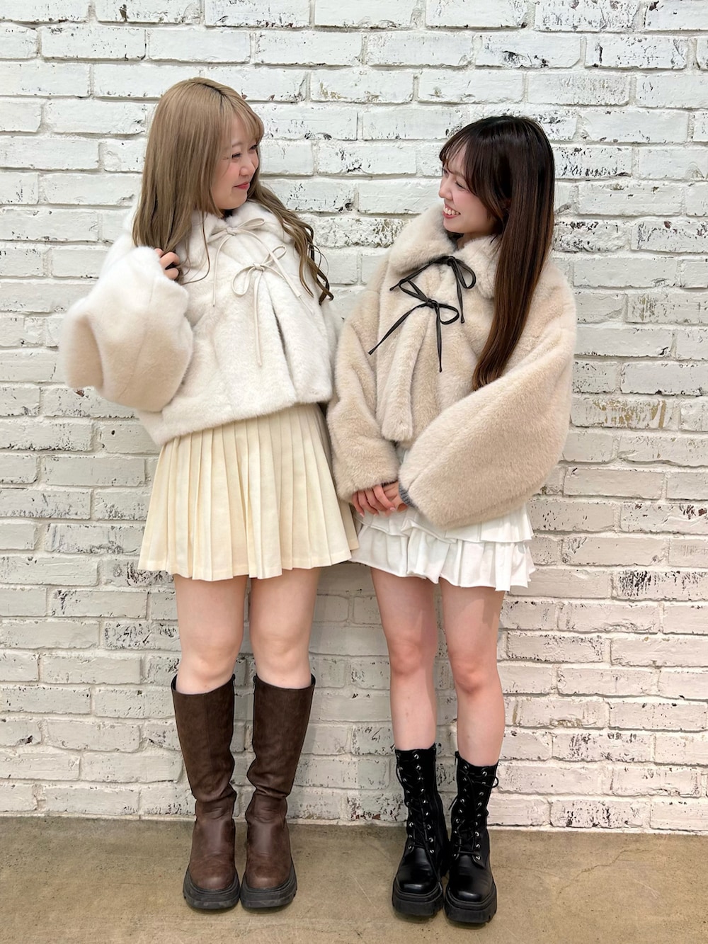 ベージュ系のブルゾン、ホワイト系のスカート、ホワイト系のスカートを着用したレディースの秋コーディネートの3枚目の写真