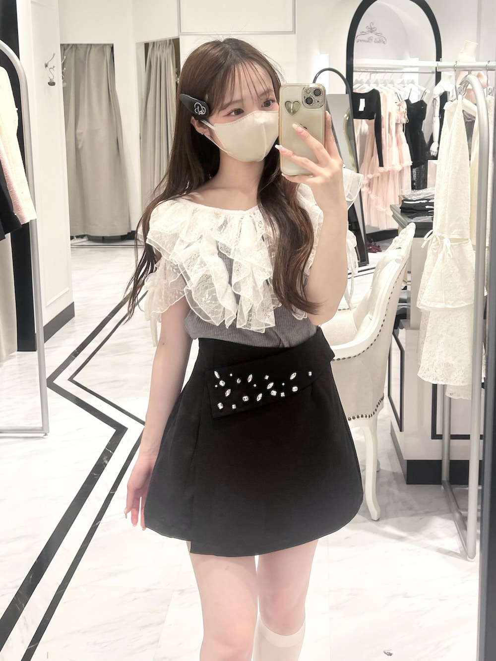 グレー系のTシャツ/カットソー、ブラック系のスカート、ホワイト系のドレスシューズを着用したレディースの春コーディネートの4枚目の写真