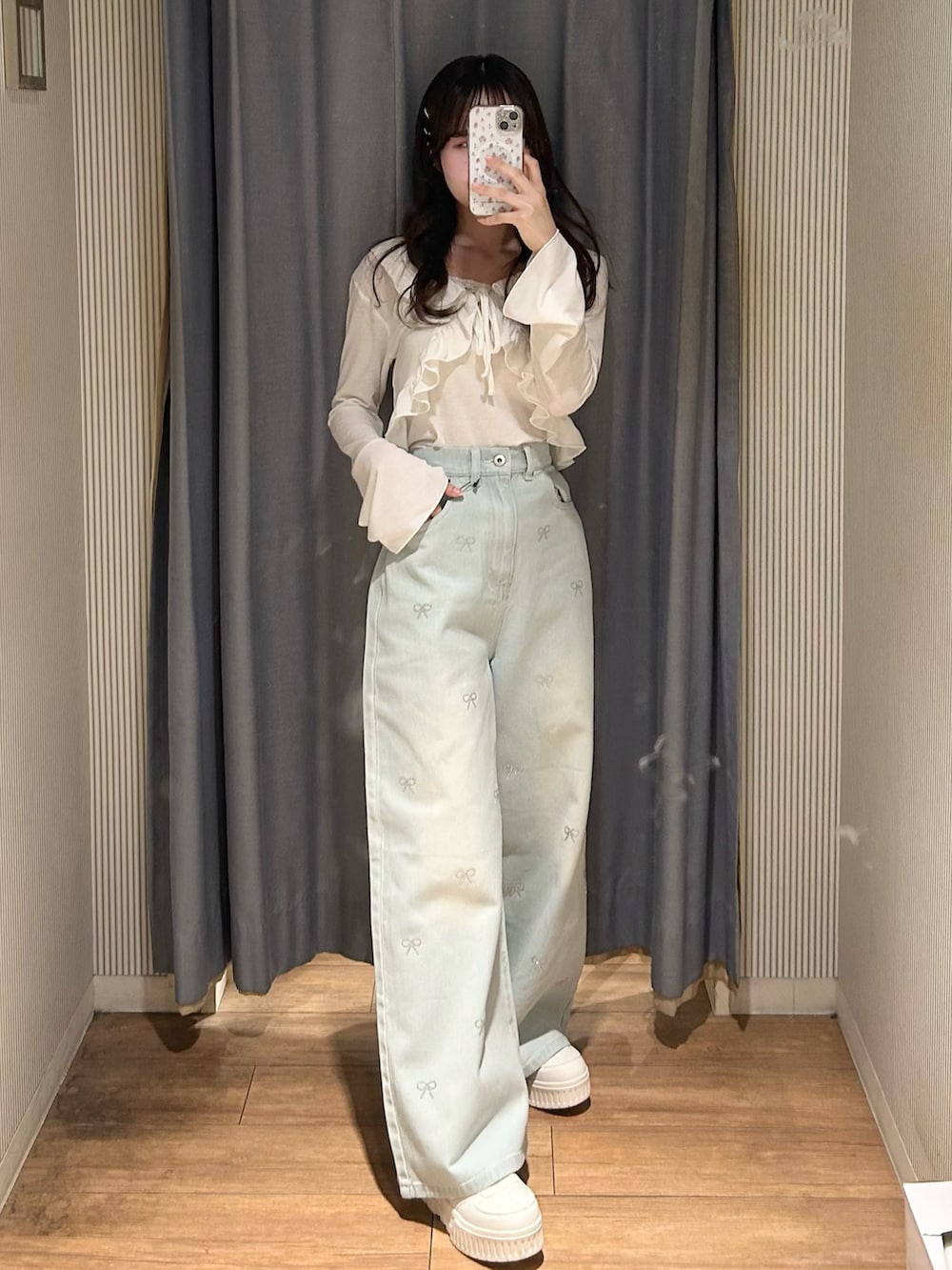 ホワイト系のアンサンブル、ブルー系のその他パンツを着用したレディースの冬コーディネートの4枚目の写真