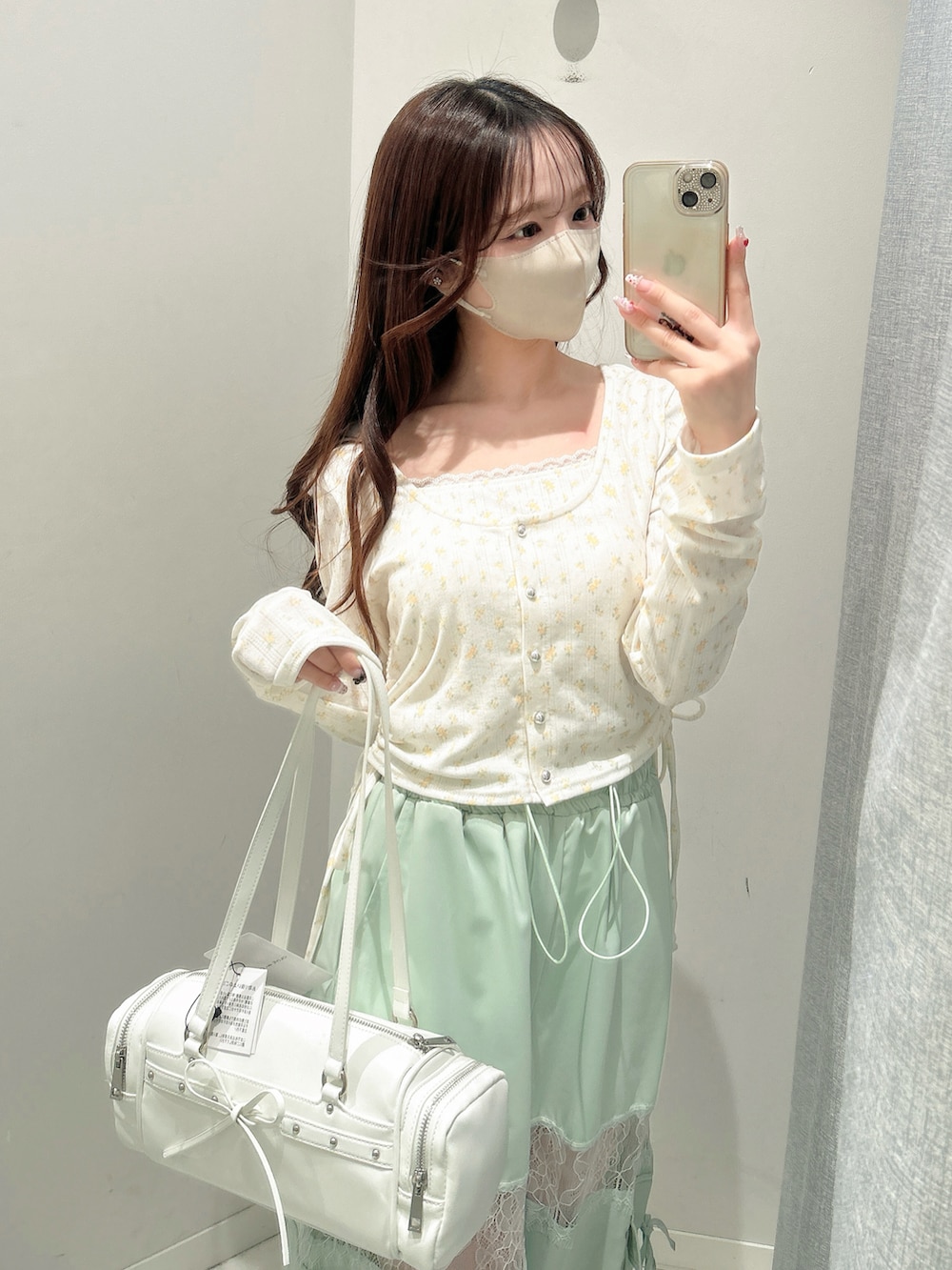 ホワイト系のスニーカー、グリーン系のカーゴパンツ、ホワイト系のトートバッグを着用したレディースの冬コーディネートの4枚目の写真