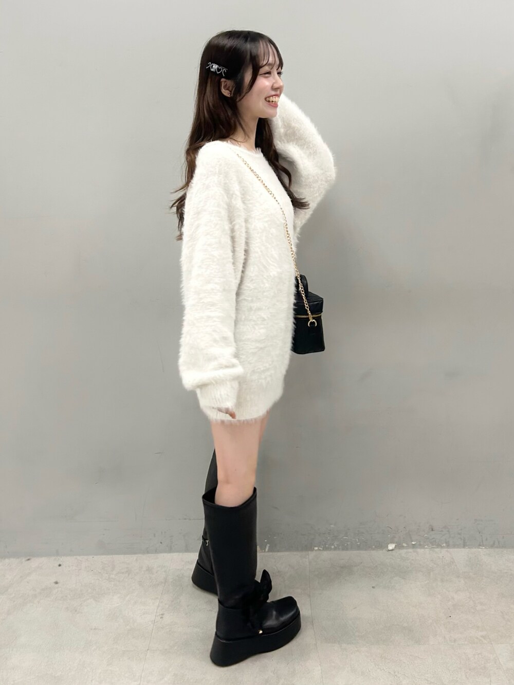 ブラック系のブーツ、ホワイト系のワンピースを着用したレディースの夏コーディネートの4枚目の写真