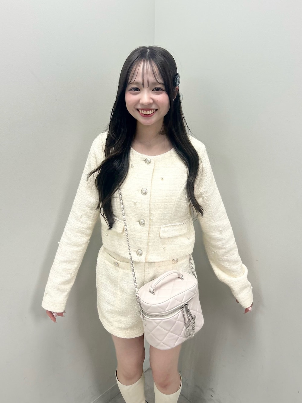 ホワイト系のショルダーバッグ、ホワイト系のその他パンツ、ブラック系のショルダーバッグを着用したレディースの春コーディネートの2枚目の写真