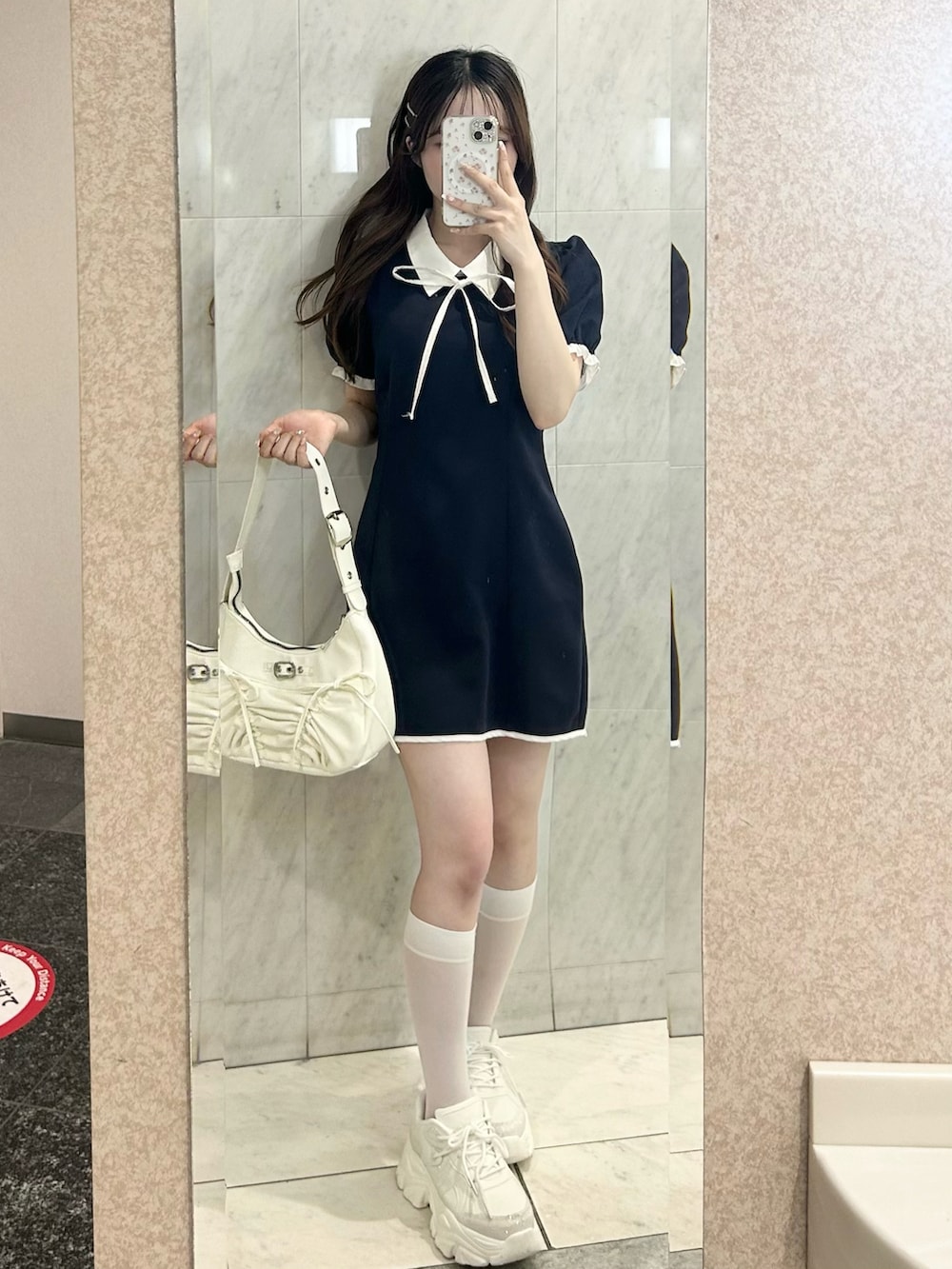 ホワイト系のショルダーバッグ、ホワイト系のその他シューズ、ブルー系のワンピースを着用したレディースの春コーディネートの5枚目の写真