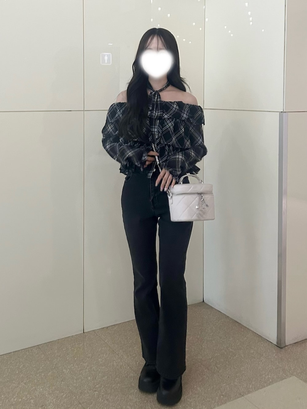 ホワイト系のショルダーバッグ、ブラック系のデニムパンツ、ブラック系のシャツ/ブラウスを着用したレディースの春コーディネートの2枚目の写真