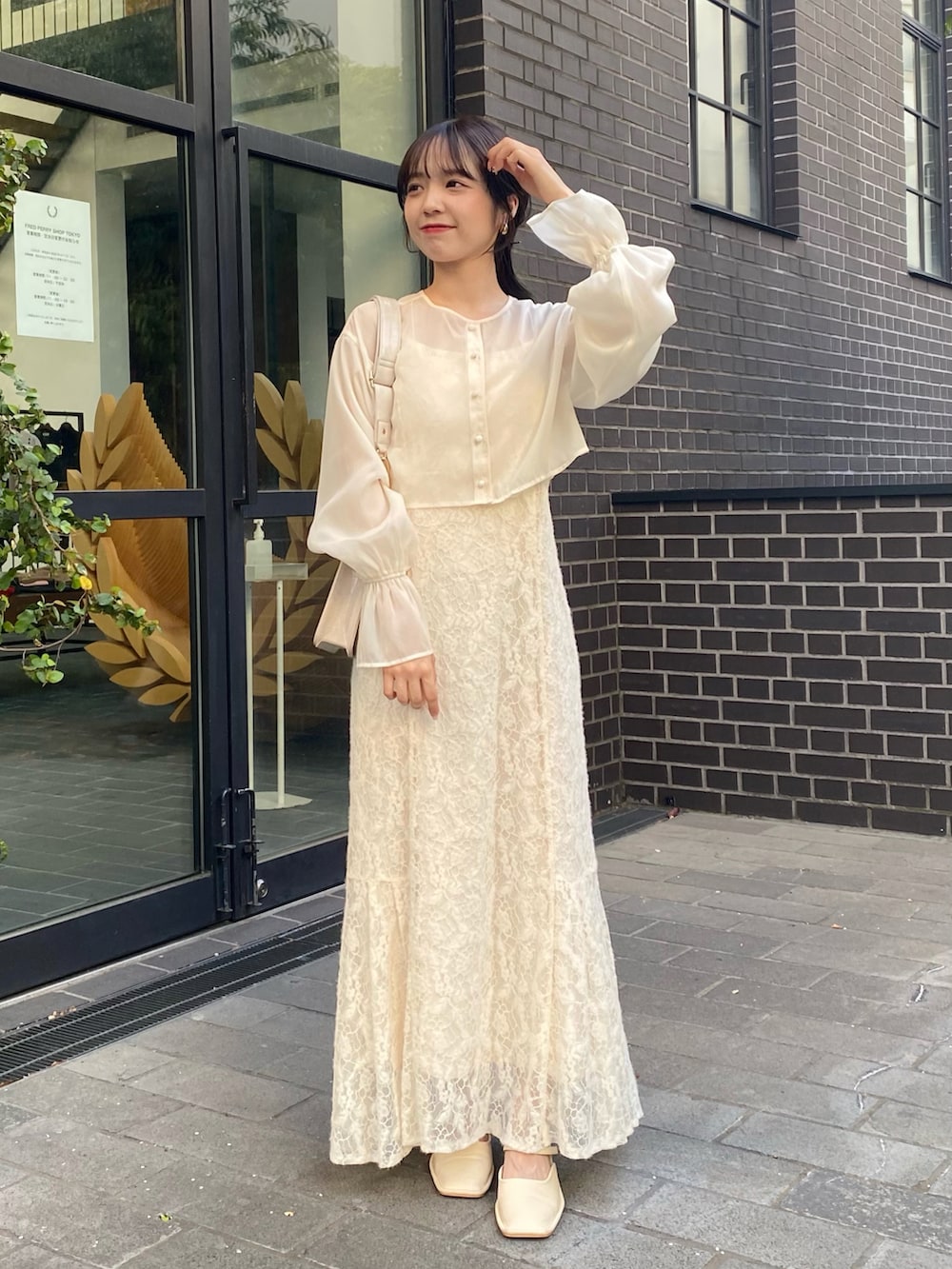 ホワイト系のワンピース、ホワイト系のその他シューズを着用したレディースの夏コーディネートの2枚目の写真