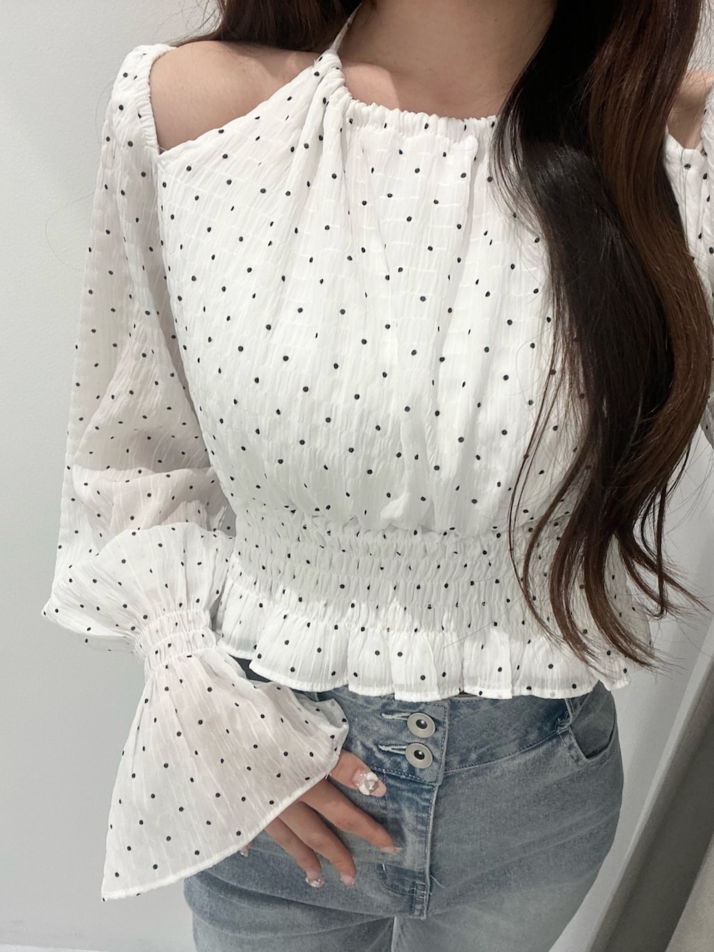 ブルー系のデニムパンツ、ホワイト系のドレスシューズ、ホワイト系のシャツ/ブラウスを着用したレディースの春コーディネートの8枚目の写真