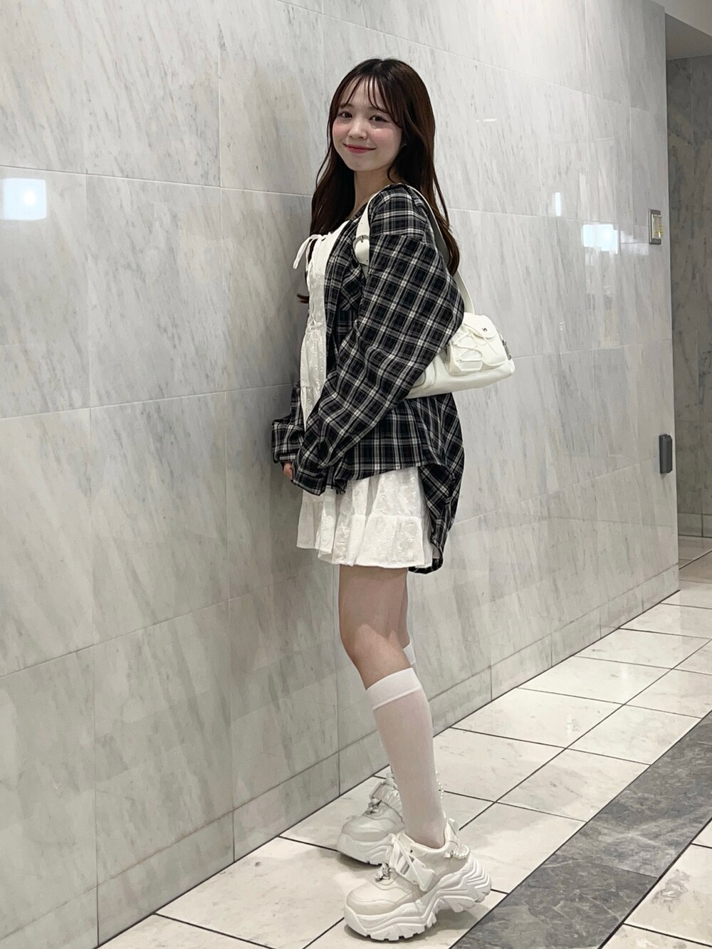 ブラック系のシャツ/ブラウス、ホワイト系のショルダーバッグ、ホワイト系のワンピースを着用したレディースの春コーディネートの2枚目の写真