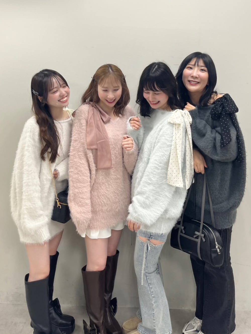 ホワイト系のワンピース、ブラック系のブーツを着用したレディースの夏コーディネートの2枚目の写真