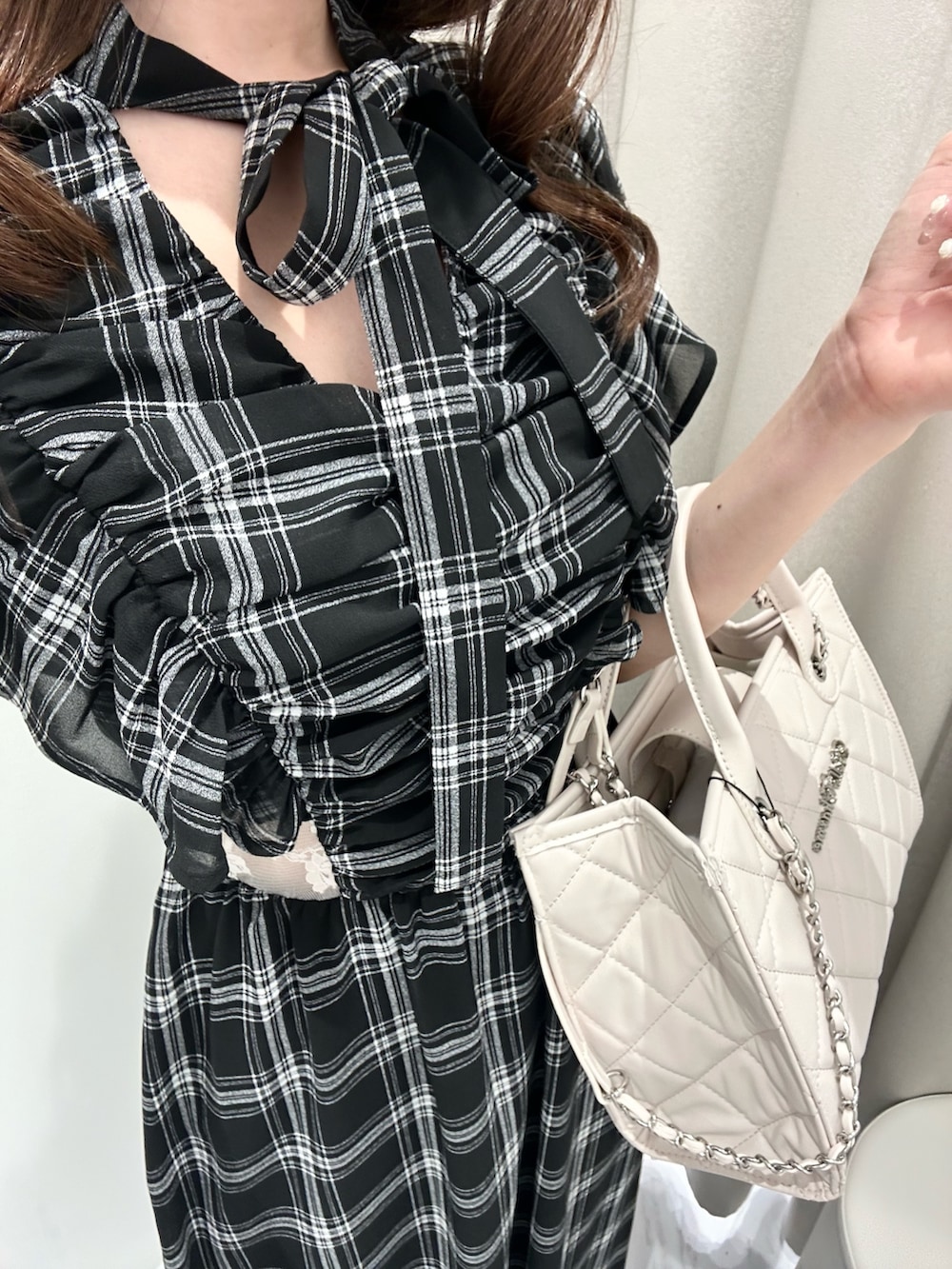 ホワイト系のトートバッグ、ホワイト系のドレスシューズ、その他のワンピースを着用したレディースの春コーディネートの6枚目の写真