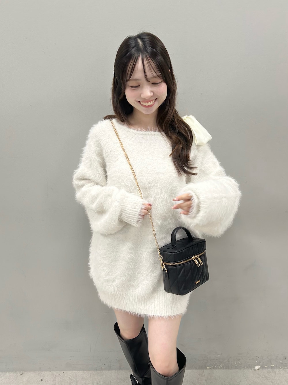 ブラック系のブーツ、ホワイト系のワンピースを着用したレディースの夏コーディネートの2枚目の写真