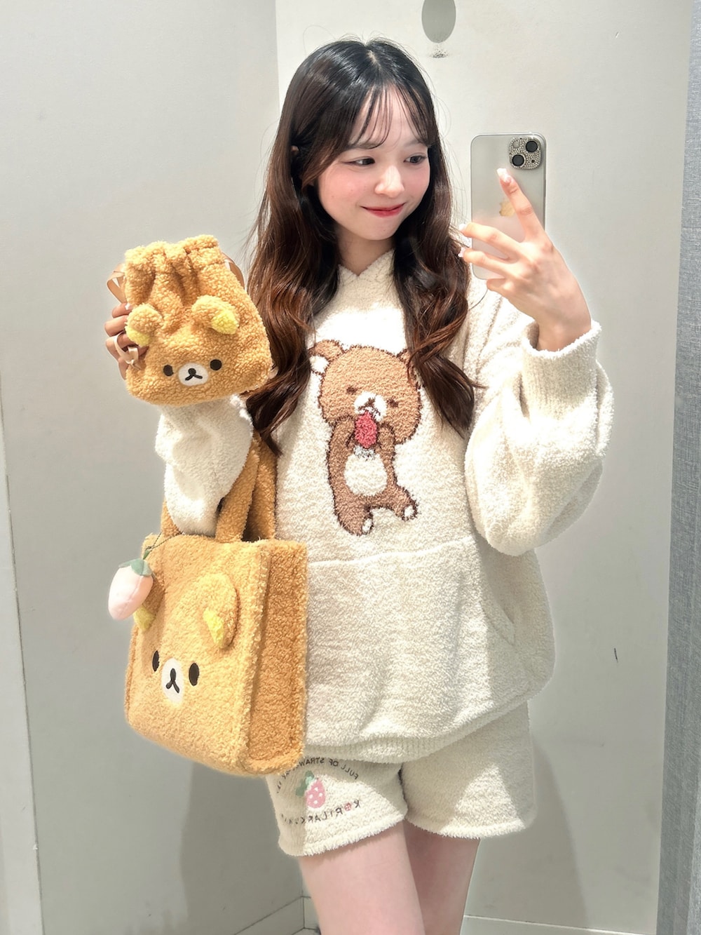 ブラウン系のトートバッグ、ホワイト系のルームウェア/パジャマを着用したレディースの秋コーディネートの2枚目の写真