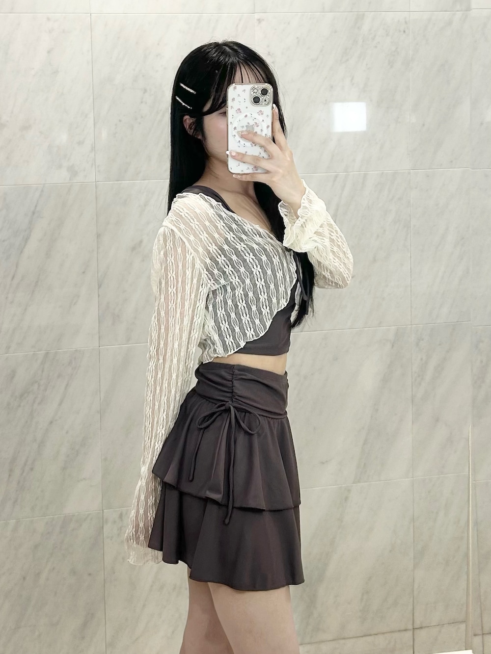 ブラウン系の水着を着用したレディースの春コーディネートの2枚目の写真