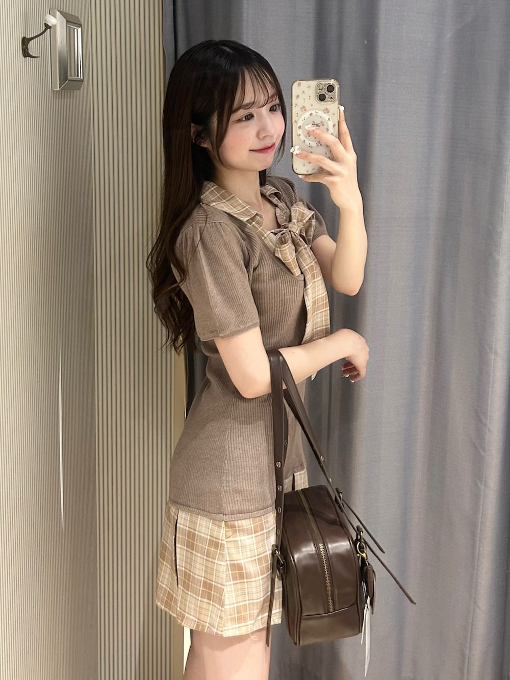 ブラウン系のショルダーバッグ、ブラウン系のワンピースを着用したレディースの夏コーディネートの4枚目の写真