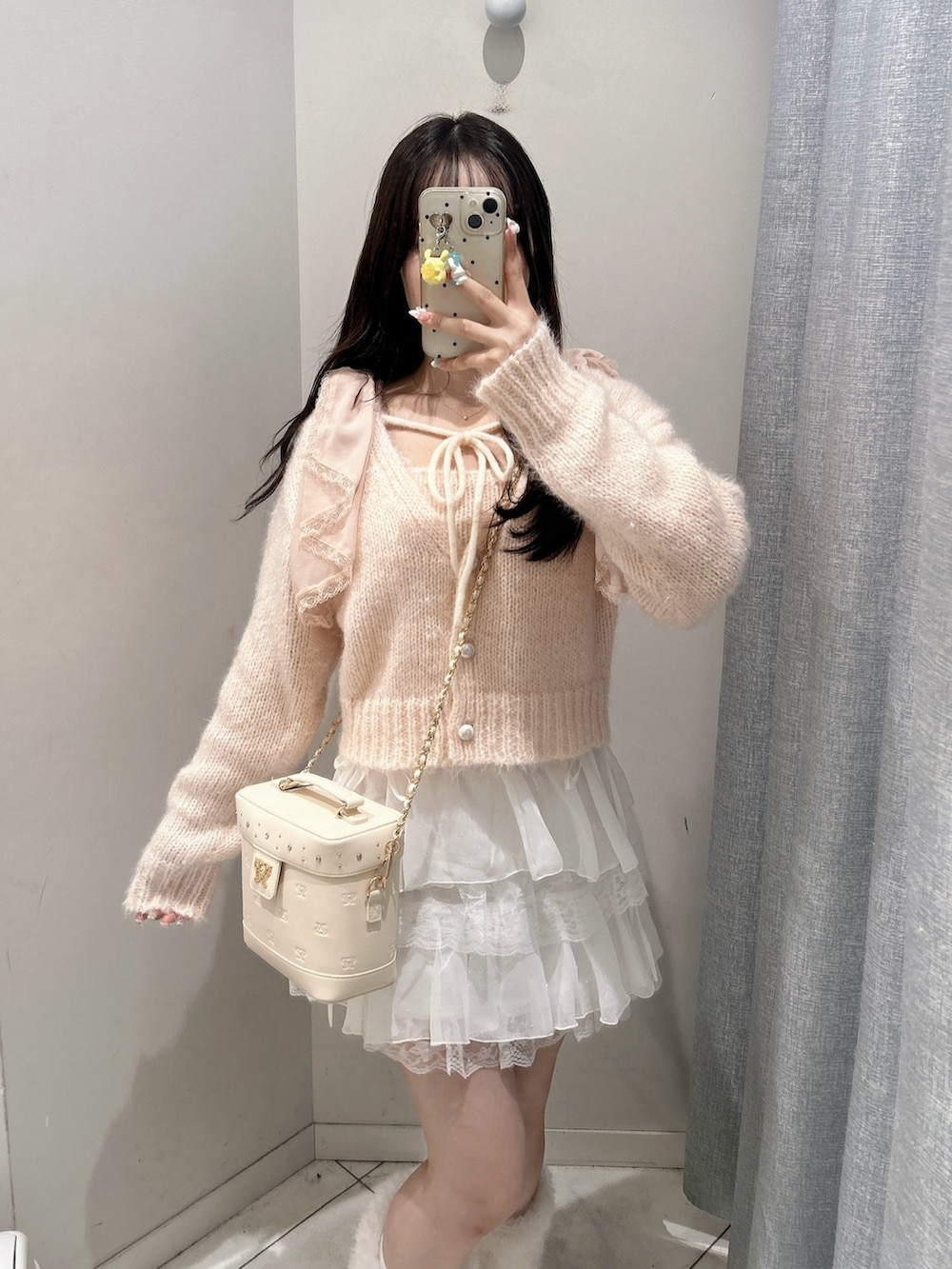 ホワイト系のその他シューズ、ピンク系のトップス、ピンク系のニット/セーターを着用したレディースの秋コーディネートの3枚目の写真