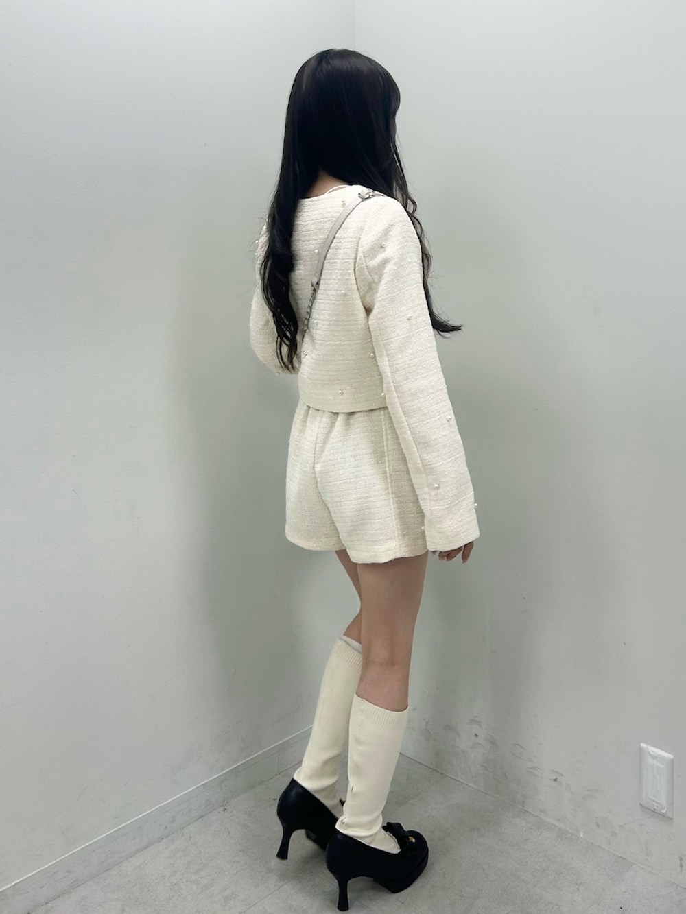 ホワイト系のショルダーバッグ、ホワイト系のその他パンツ、ブラック系のショルダーバッグを着用したレディースの春コーディネートの6枚目の写真