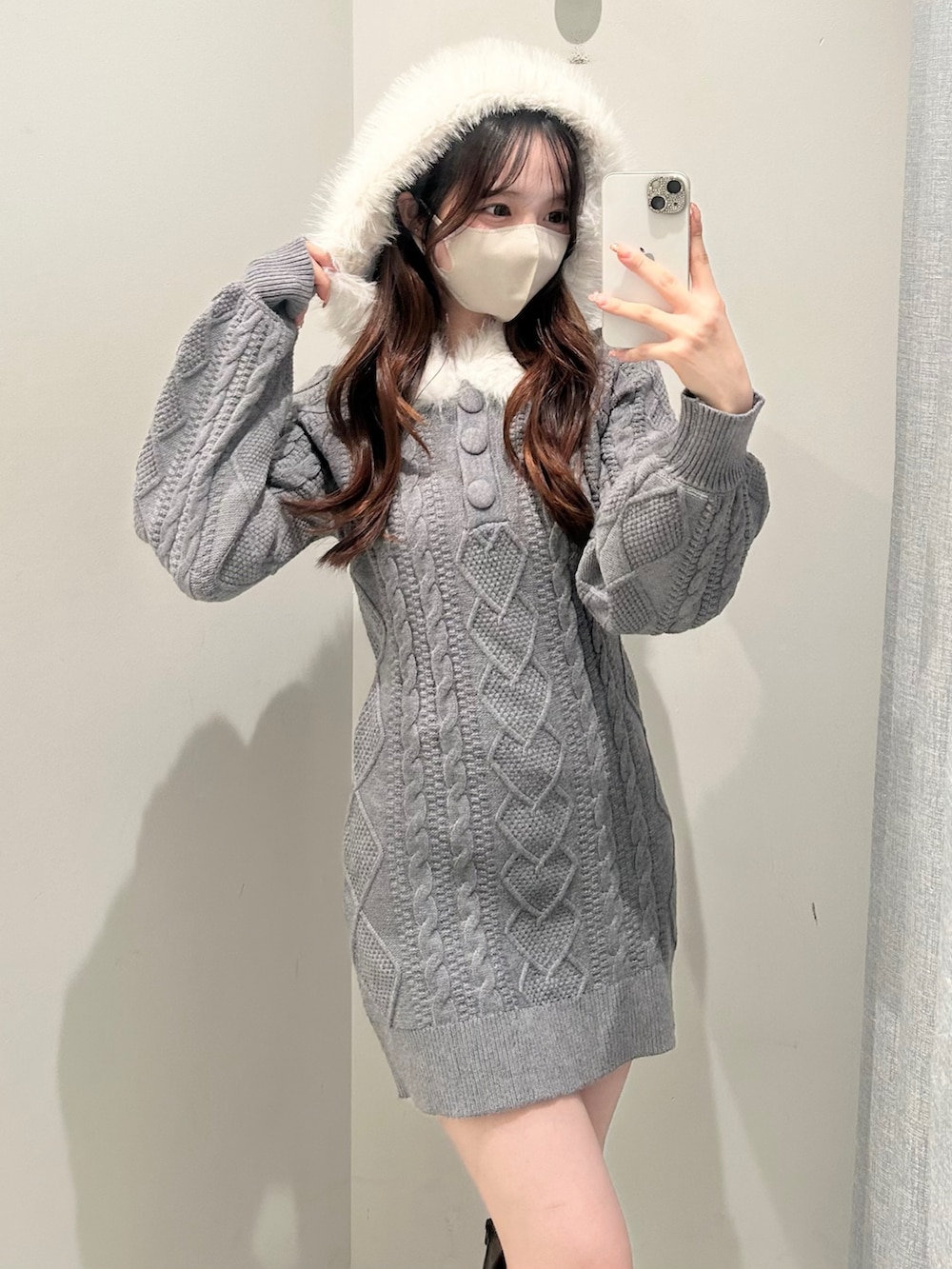 グレー系のワンピース、ホワイト系のトートバッグ、ブラウン系のブーツを着用したレディースの秋コーディネートの4枚目の写真