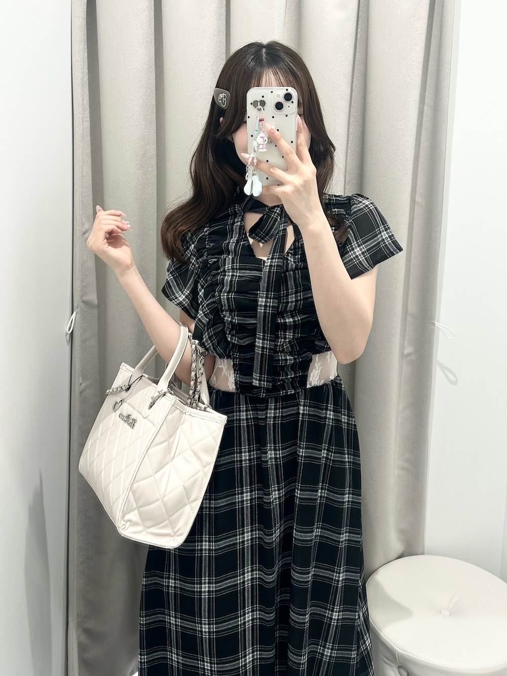 ホワイト系のトートバッグ、ホワイト系のドレスシューズ、その他のワンピースを着用したレディースの春コーディネートの4枚目の写真
