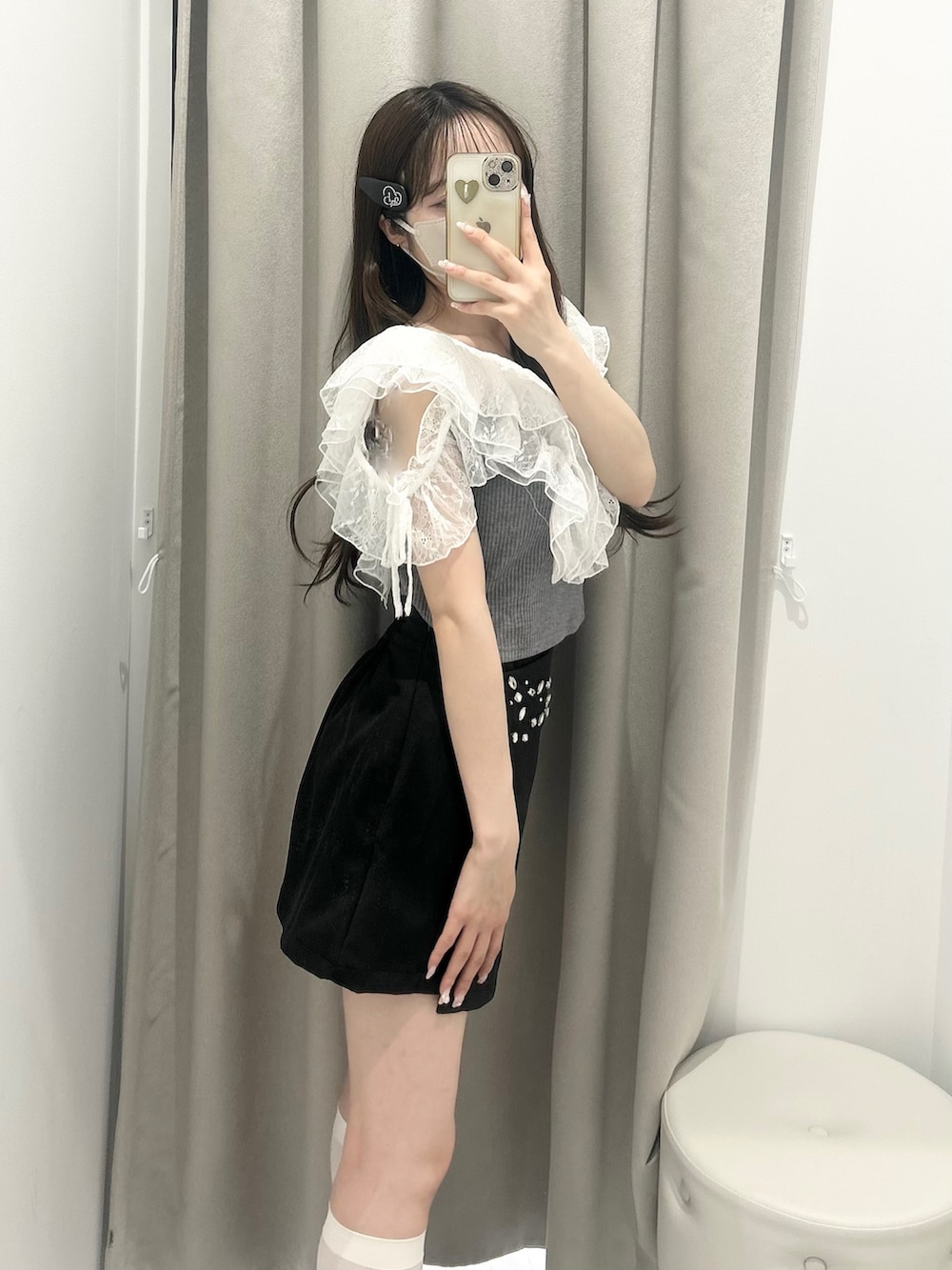 グレー系のTシャツ/カットソー、ブラック系のスカート、ホワイト系のドレスシューズを着用したレディースの春コーディネートの5枚目の写真