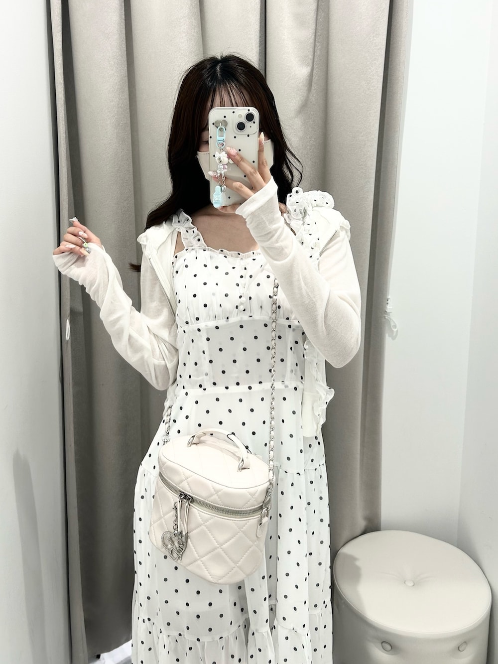 ホワイト系のパーカー、ホワイト系のドレスシューズ、ホワイト系のショルダーバッグを着用したレディースの夏コーディネートの6枚目の写真