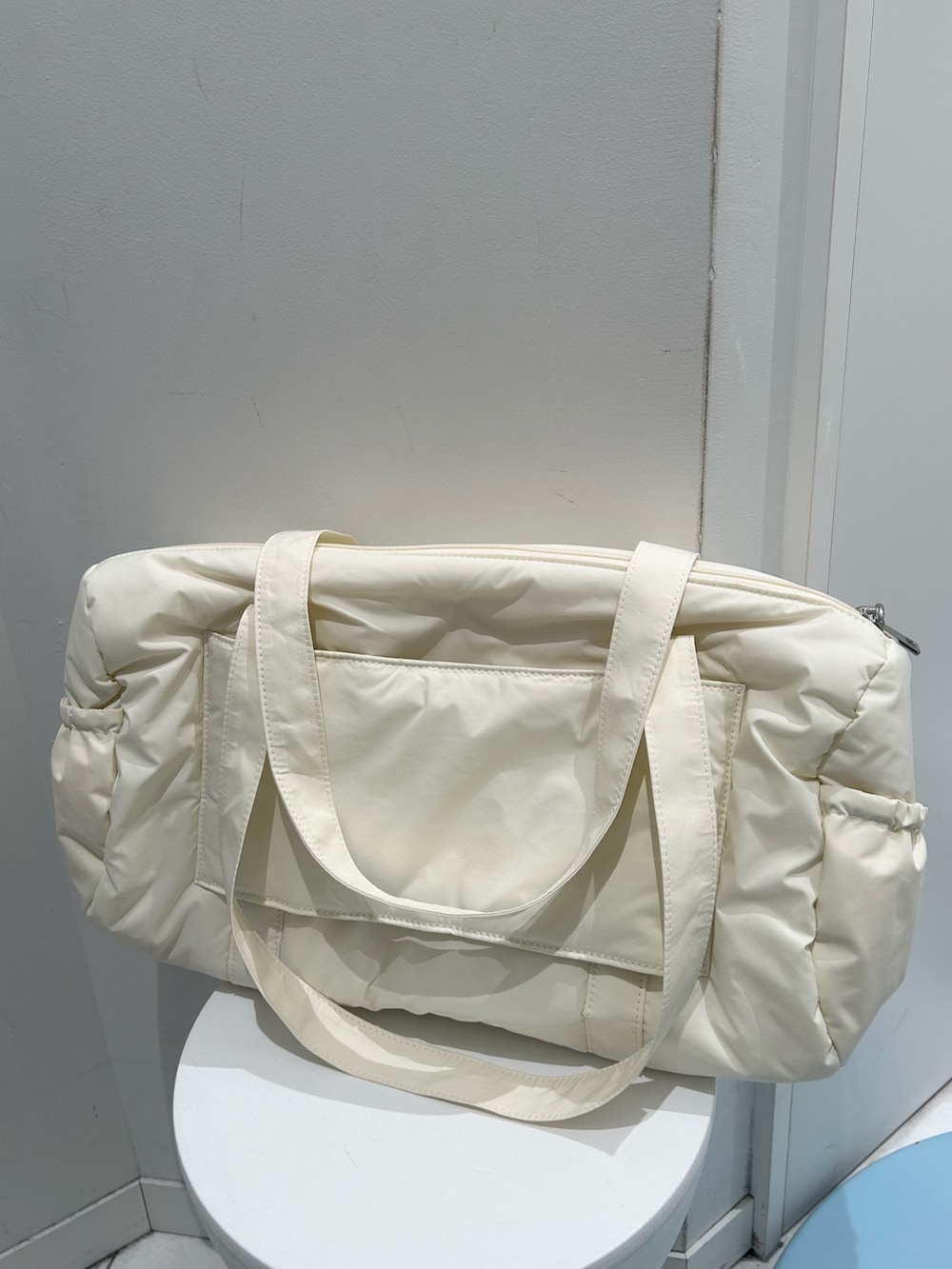 グレー系のスウェットパンツ、グレー系のパーカー、イエロー系のボストンバッグを着用したレディースの冬コーディネートの8枚目の写真