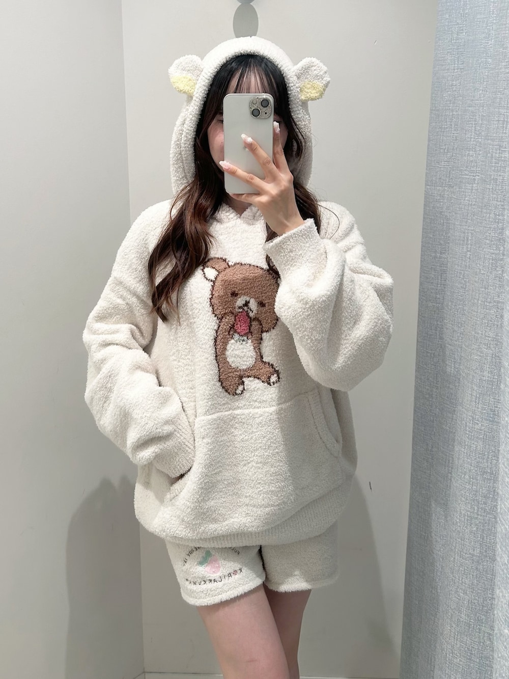 ブラウン系のトートバッグ、ホワイト系のルームウェア/パジャマを着用したレディースの秋コーディネートの3枚目の写真