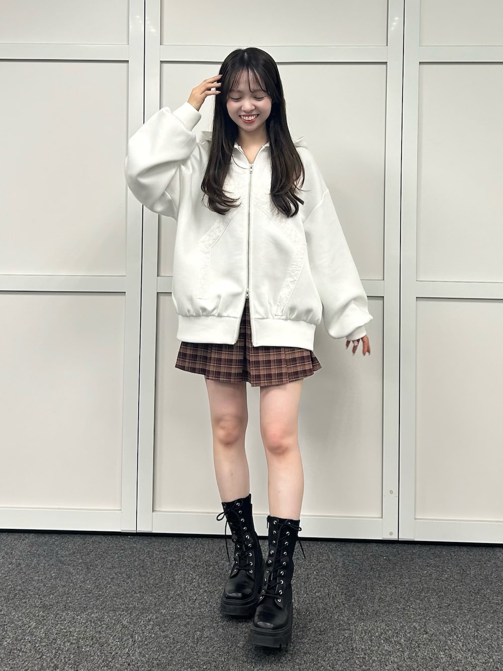 ホワイト系のTシャツ/カットソー、レッド系のスカートを着用したレディースの冬コーディネートの2枚目の写真