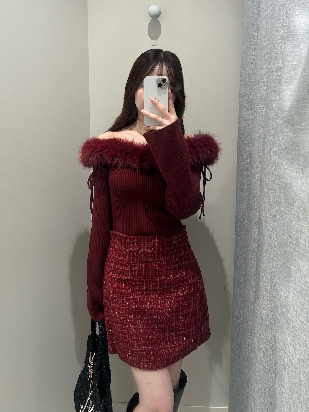 ブラック系のトートバッグ、レッド系のトップス、レッド系のスカートを着用したレディースの秋コーディネートの2枚目の写真