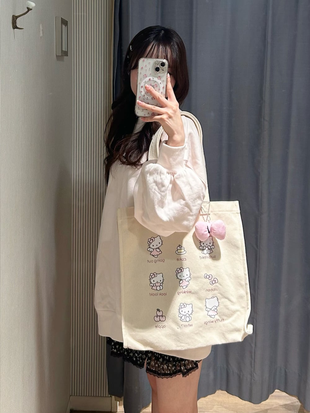 ピンク系のバッグ、ピンク系のトップスを着用したレディースの冬コーディネートの3枚目の写真