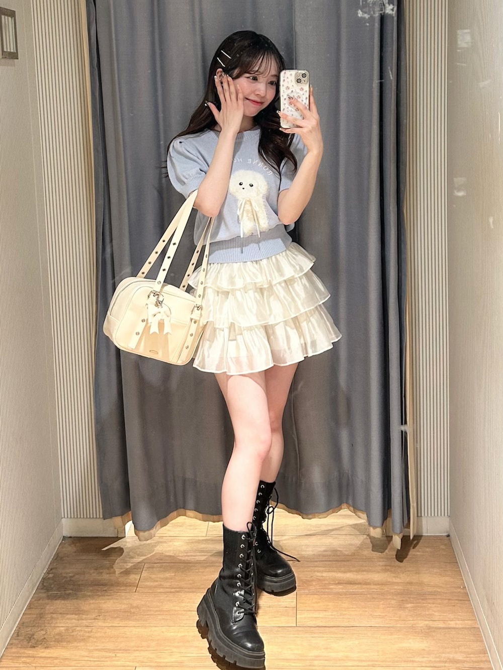 「ブルー、春コーデ、夏コーデ、ホワイト、ブーツ、カジュアル、ガーリー、ディズニーコーデ、オリーブ デ オリーブ(OLIVE des OLIVE)、低身長、いいね、save、フォローお願いします🤑、韓国ファッション、シンプルスタイル、プチプラ、今日のコーデ」｜「OLIVE des OLIVEの【500mlペットボトルも入る！】リボンチャーム付きスクエアボストン（ショルダーバッグ、ホワイト系）」を使った、Yu.さん（レディース・150cm）の春コーディネートの3枚目の写真