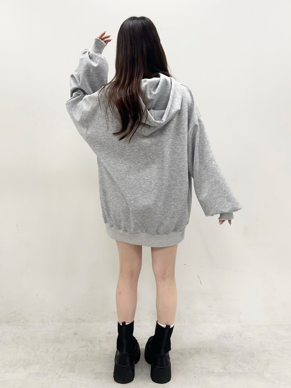 グレー系のパーカー、ブラック系のブーツを着用したレディースの夏コーディネートの4枚目の写真