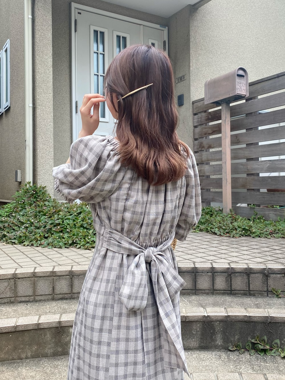 その他のかごバッグ、ホワイト系のワンピース、ホワイト系のサンダルを着用したレディースの夏コーディネートの3枚目の写真