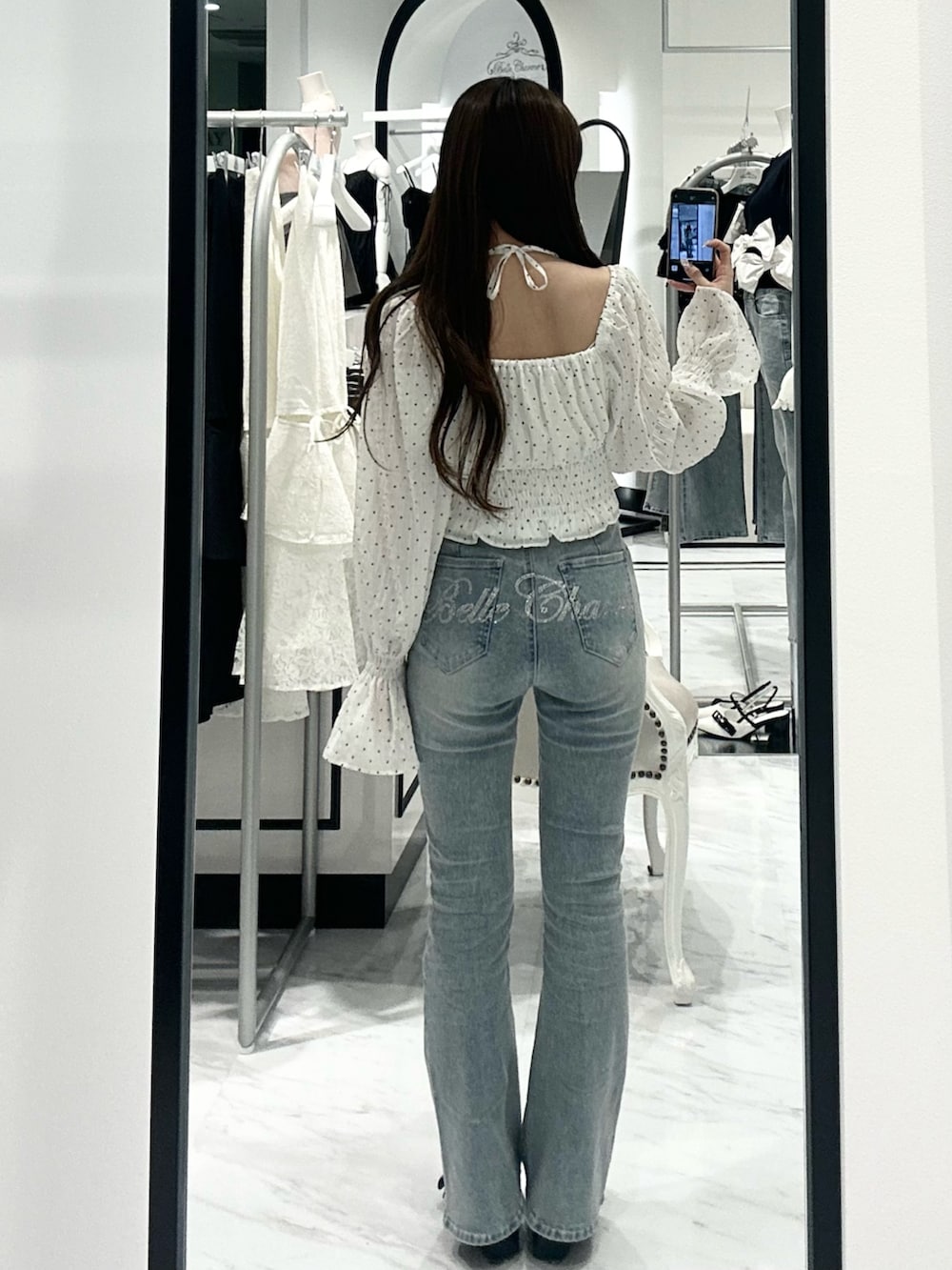 ブルー系のデニムパンツ、ホワイト系のドレスシューズ、ホワイト系のシャツ/ブラウスを着用したレディースの春コーディネートの4枚目の写真