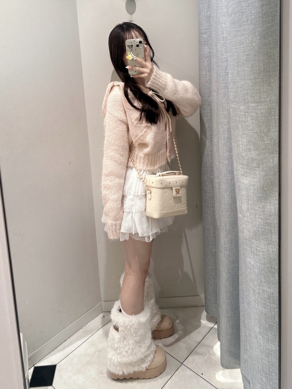 ホワイト系のその他シューズ、ピンク系のトップス、ピンク系のニット/セーターを着用したレディースの秋コーディネートの4枚目の写真