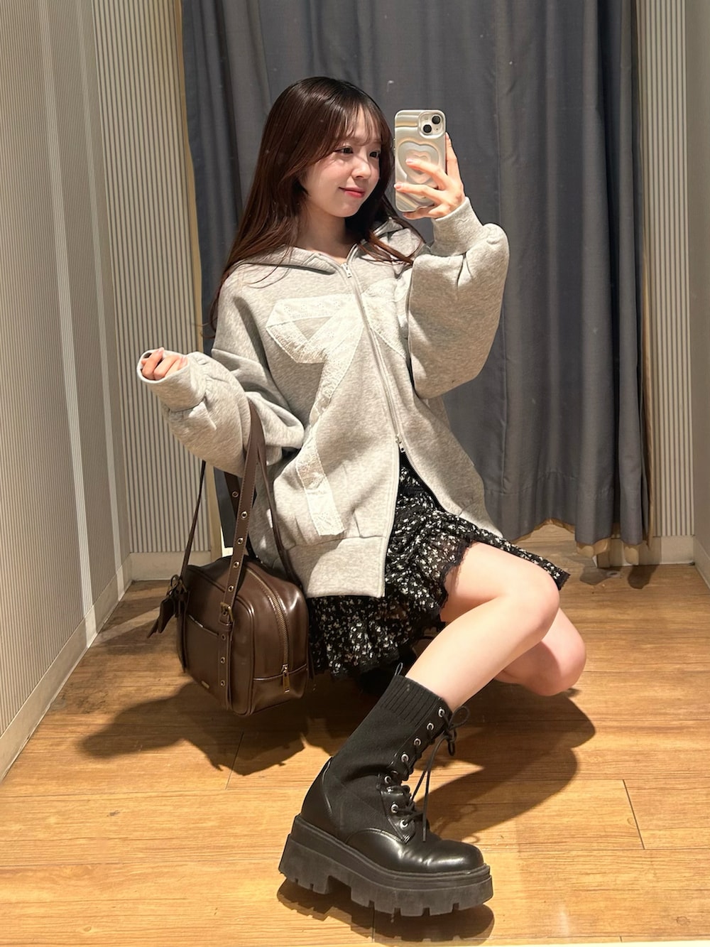 ブラウン系のショルダーバッグ、その他のスカート、グレー系のTシャツ/カットソーを着用したレディースの冬コーディネートの3枚目の写真