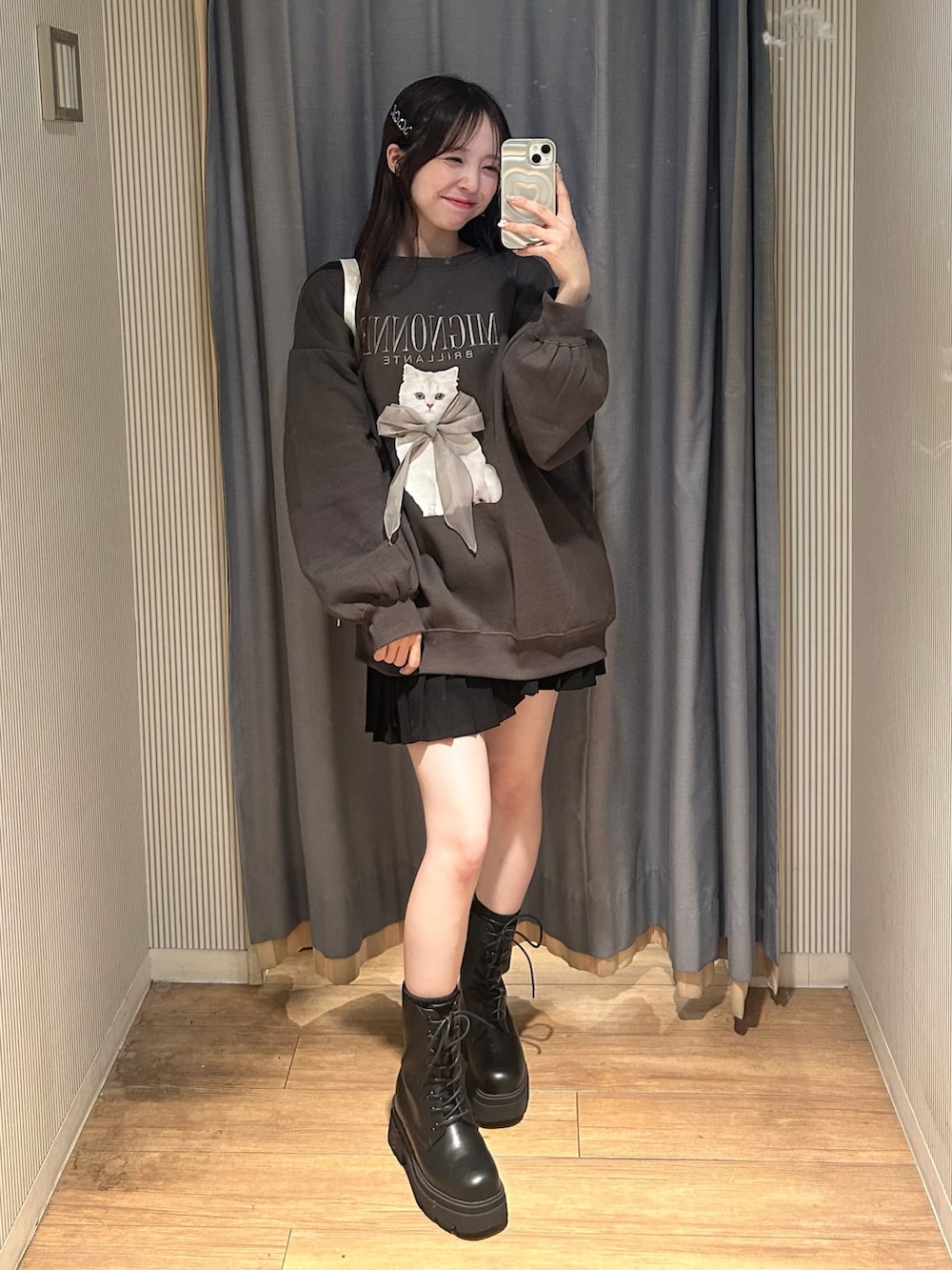 ホワイト系のショルダーバッグ、ブラック系のTシャツ/カットソー、ブラック系のスカートを着用したレディースの秋コーディネートの2枚目の写真