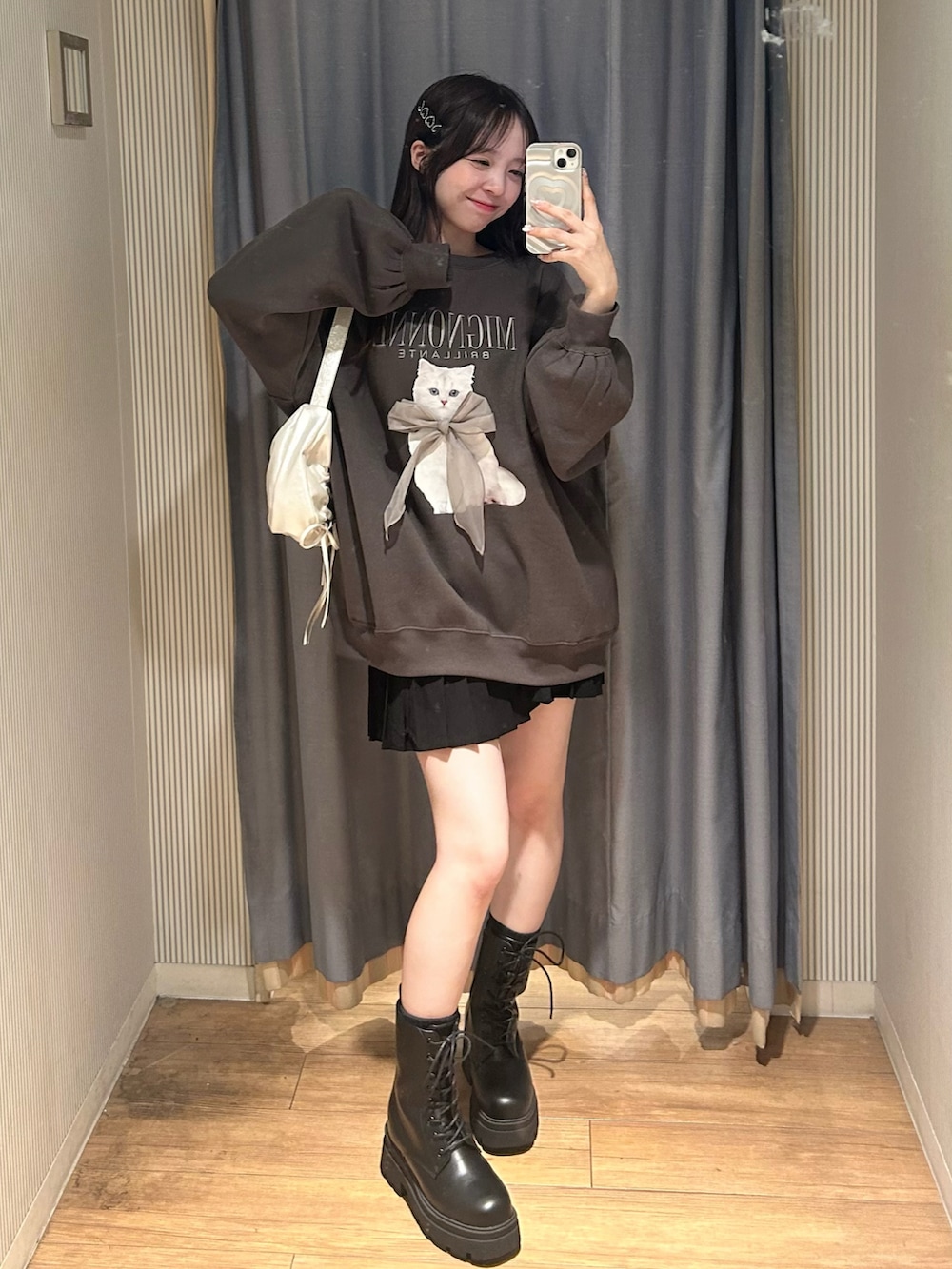 ホワイト系のショルダーバッグ、ブラック系のTシャツ/カットソー、ブラック系のスカートを着用したレディースの秋コーディネートの4枚目の写真