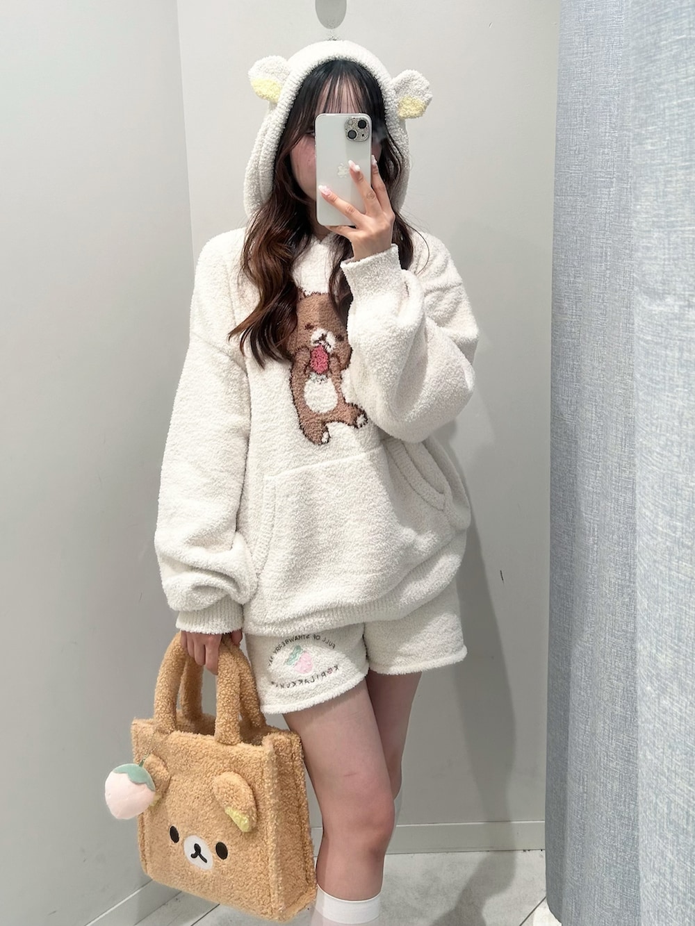 ブラウン系のトートバッグ、ホワイト系のルームウェア/パジャマを着用したレディースの秋コーディネートの4枚目の写真