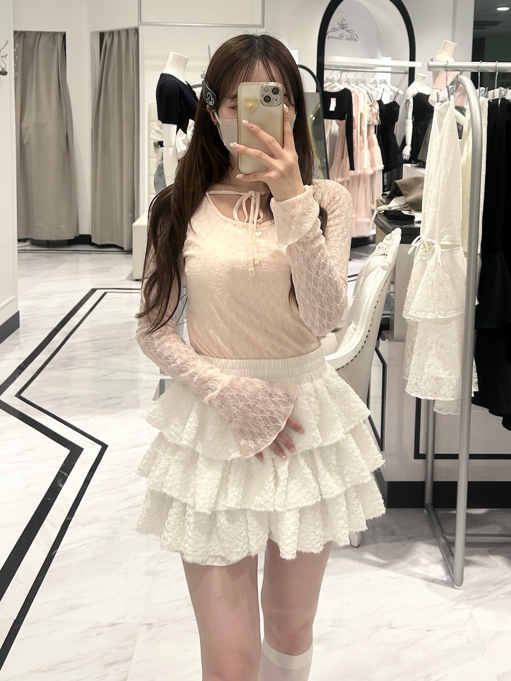 ピンク系のTシャツ/カットソー、ホワイト系のスカートを着用したレディースの春コーディネートの4枚目の写真
