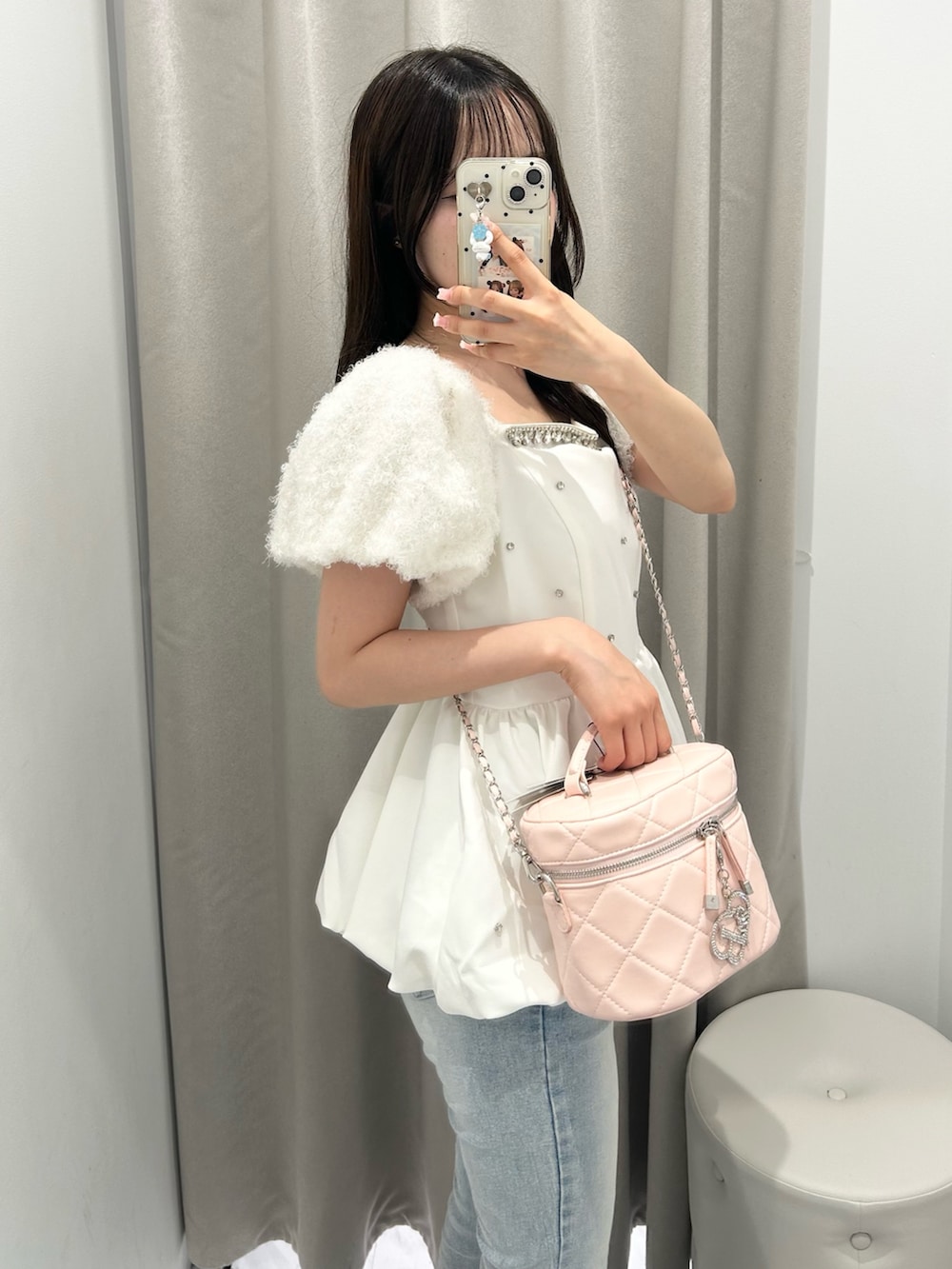 ブルー系のデニムパンツ、ピンク系のショルダーバッグ、ホワイト系のシャツ/ブラウスを着用したレディースの夏コーディネートの4枚目の写真