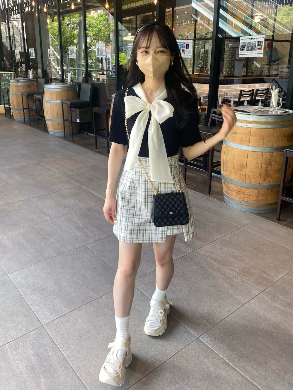 ブラック系のその他パンツ、ブラック系のニット/セーターを着用したレディースの夏コーディネートの2枚目の写真